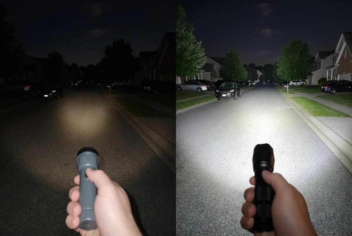 Dieselbe stockdunkle Straße: links eine gewöhnliche Taschenlampe, rechts die VitalTac