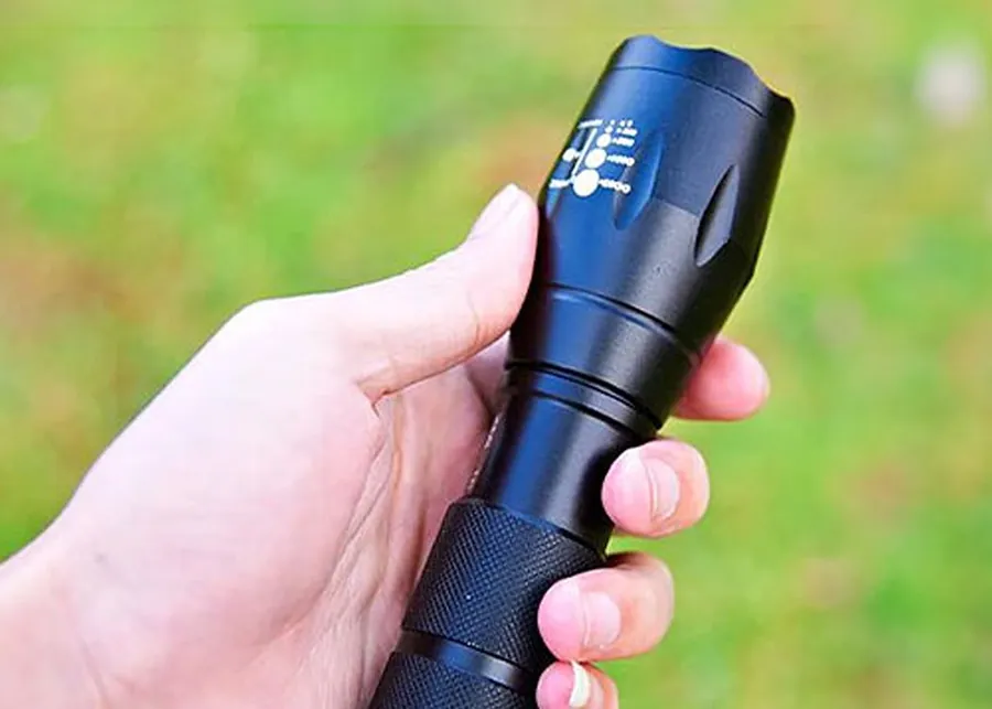 VitalTac-Taschenlampe in der Hand